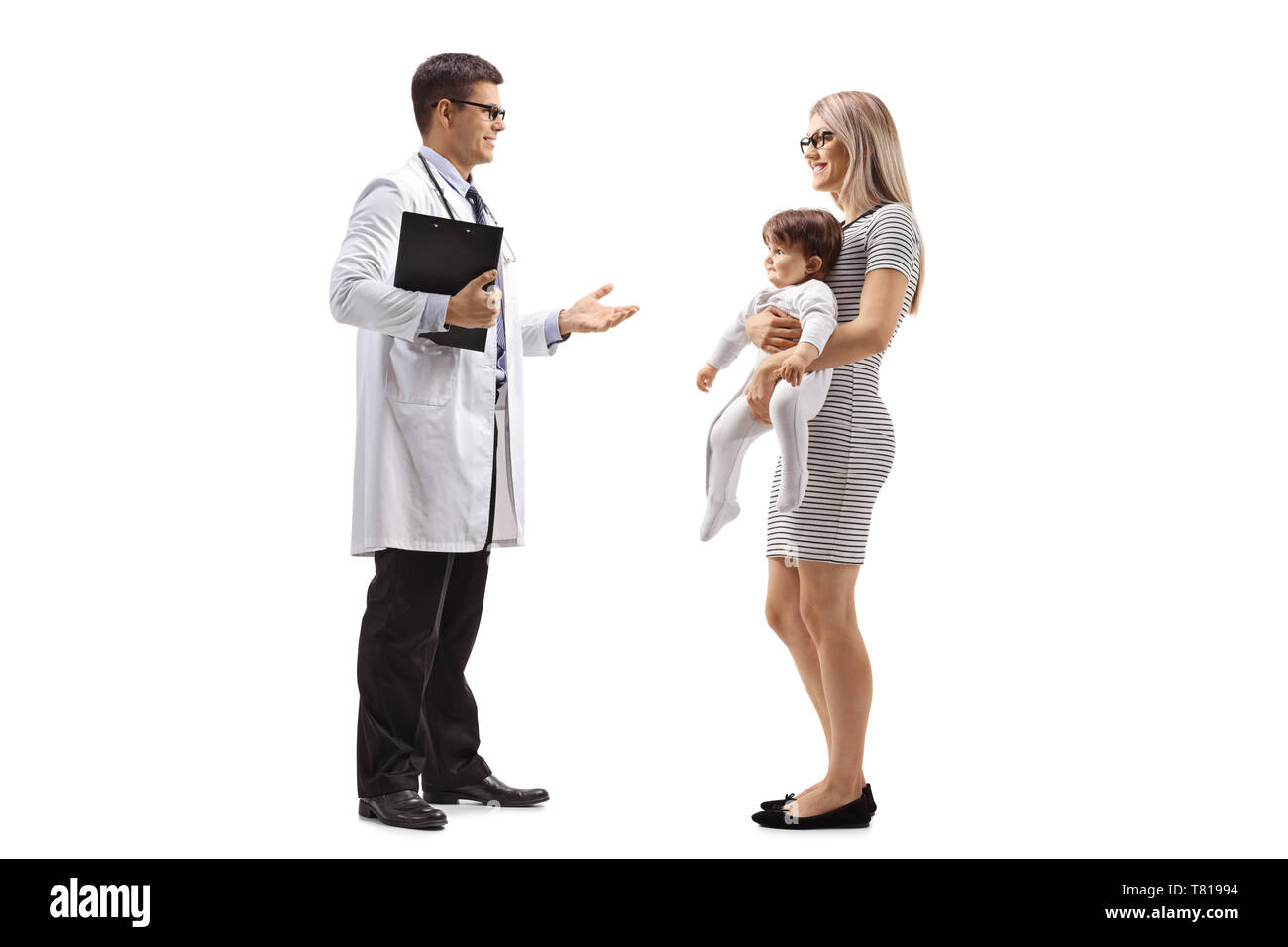 Disparo de longitud completa de una madre con un bebé hablando por un médico varón aislado sobre fondo blanco. Foto de stock