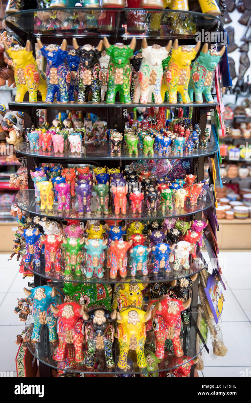 Venta de artesanías peruanas en la tienda de souvenirs en el Perú. Hechos a  mano Fotografía de stock - Alamy