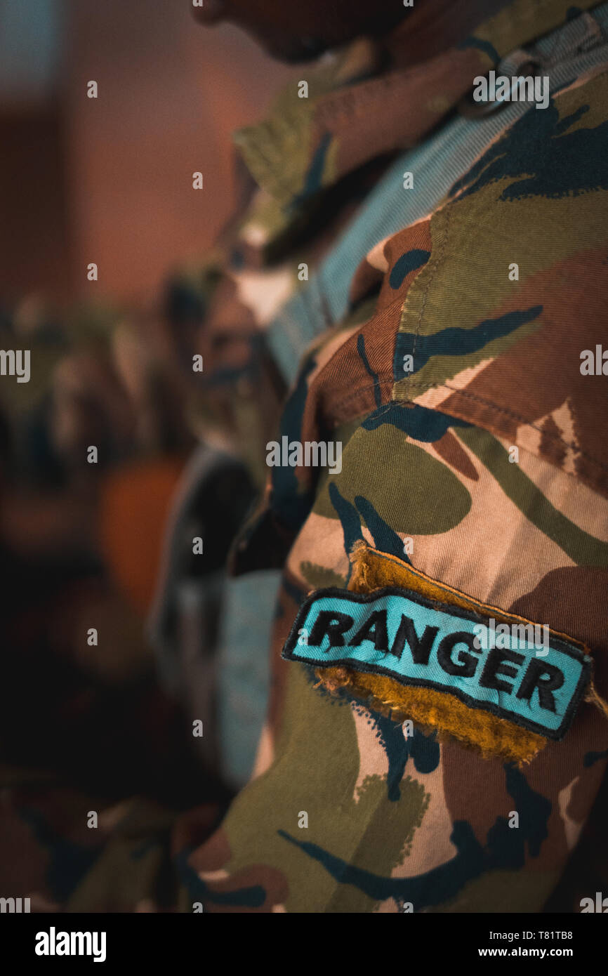 Ranger arma AK47 antipoaching counterpoaching en África, África central, los grupos rebeldes, civiles armados. Foto de stock