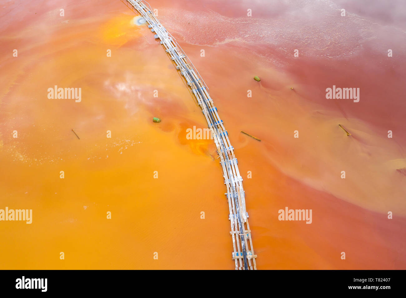 Vista aérea de drenaje ácido de mina, mina de cobre rojo colorido agua inundando el entorno natural por zumbido. Geamana, Rosia Montana, Rumania Foto de stock