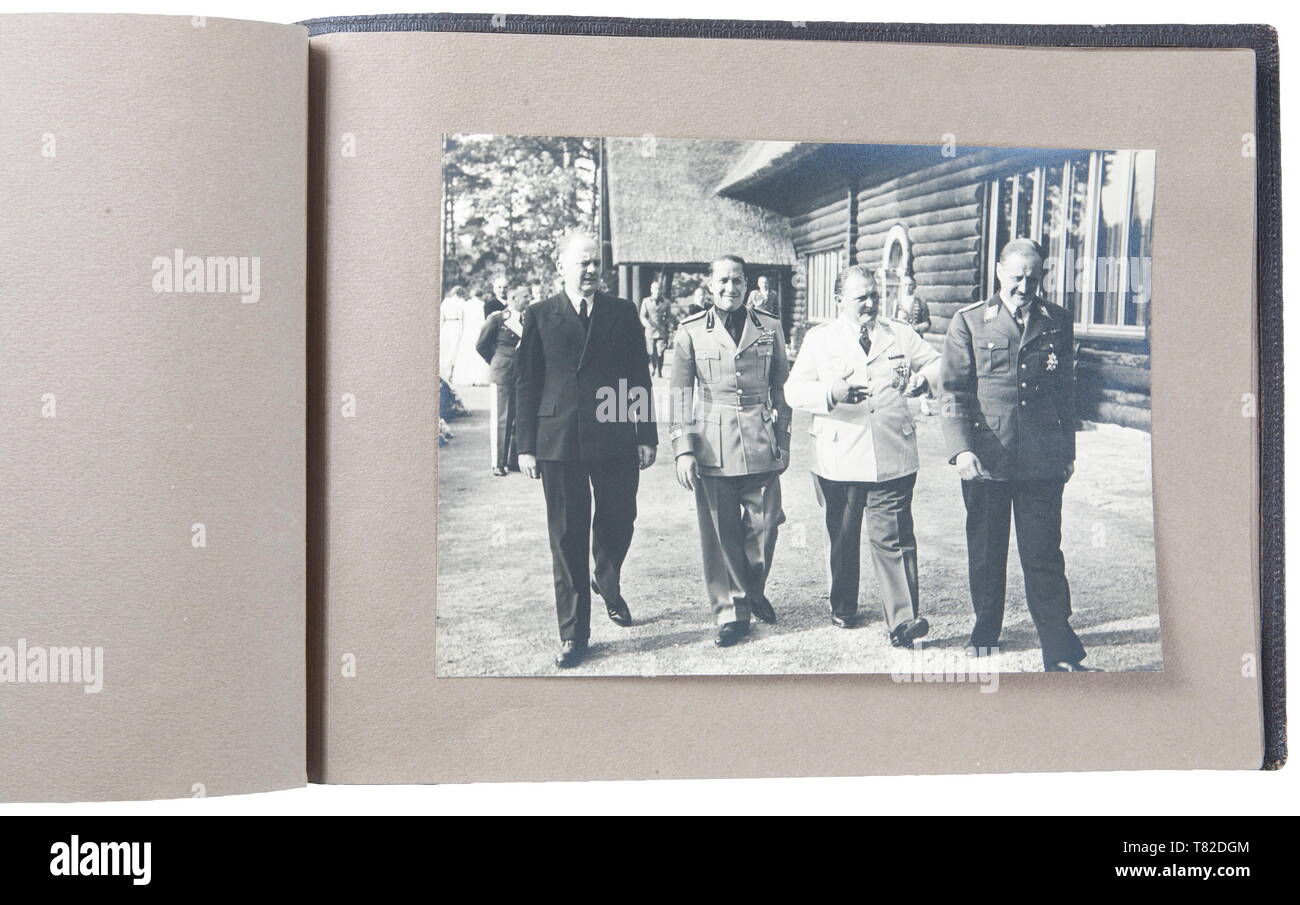 Hermann Göring - un álbum de fotos de la visita oficial de Mussolini a Carinhall álbum de fotografías de gran formato (34 x 24 cm) con cubierta de cuero marrón con estampado de oro 'MUSSOLINI BEI GOERING EN KARINHALL', 'el 28 de septiembre de 1937' y 'BILDBERICHT VON CARLO CARLETTI'. El álbum se compone de 17 x 23 cm 18 fotografías en blanco y negro. Las fotos son de un estilo casual o informal y disponen de Hermann Göring, Emma Göring, Mussolini, Conde Ciano, Achille Starace, Luftwaffe generales Milch, Stumpf y Bodenschatz, Paul Schmidt, SS General Dietrich, y mucho más. A partir de la posesión de un funcionario estadounidense de la 101A, sólo Editorial-Use Foto de stock