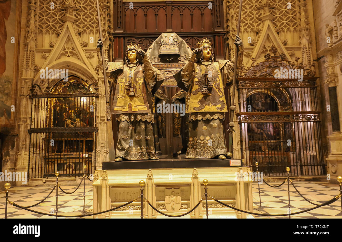 Un hermoso monumento de la tumba de Cristóbal Colón, que sostenida por cuatro reyes de España: Castilla, Aragón, Navarra y León. Católicos de Sevilla Foto de stock