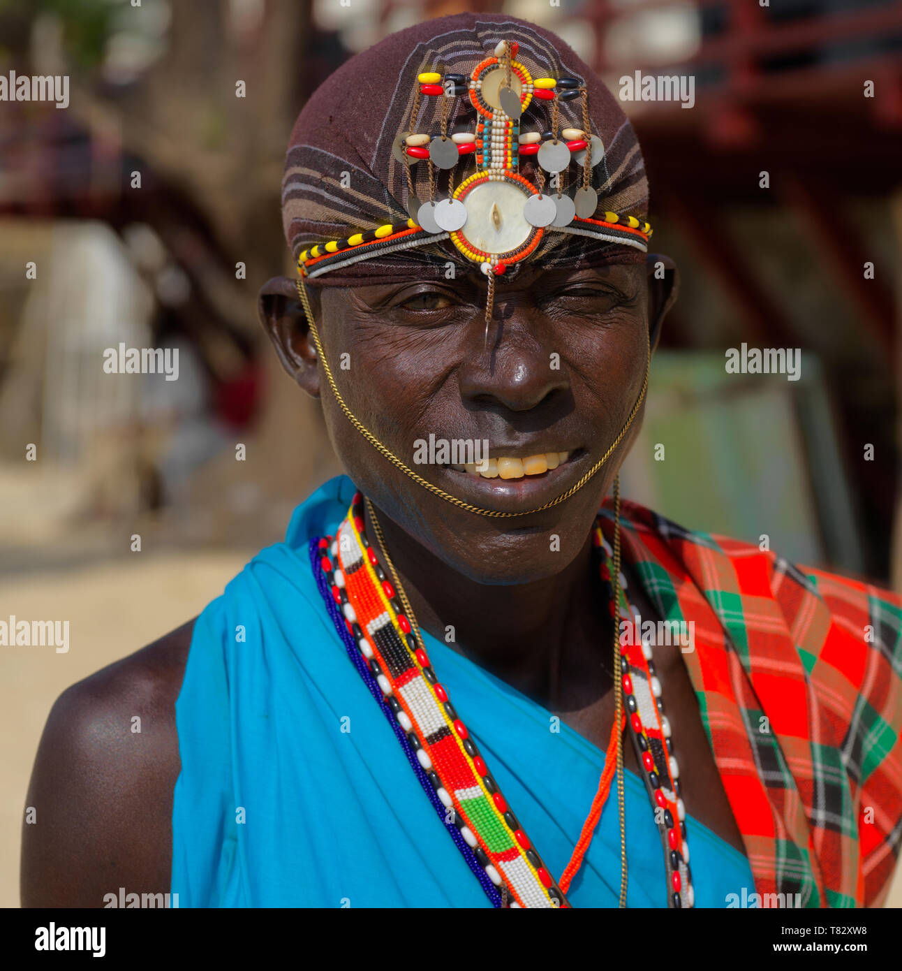Un guerrero Samburu miembro de la tribu de los masai de África oriental Kenia en típico dresscode. Hay 40 tribus en Kenia, este es uno de ellos. Foto de stock