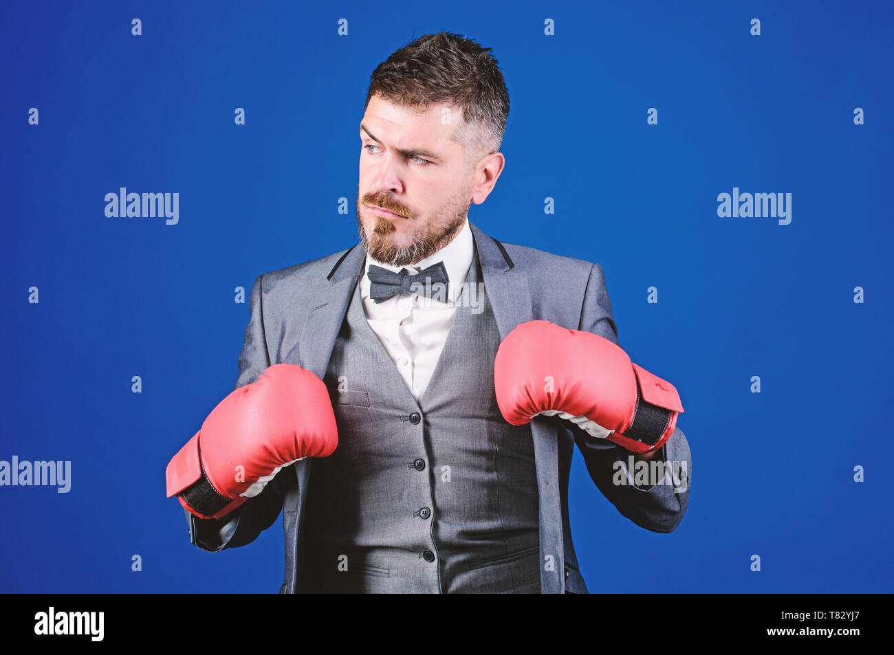 Alcanzar el éxito. Abogado de defensa criminal la planificación de estrategias. Empresario llevar guantes de boxeo. Abogado de defensa penal mejores estrategias. Concepto de ataque y de defensa. Tácticas probadas para funcionar. Foto de stock