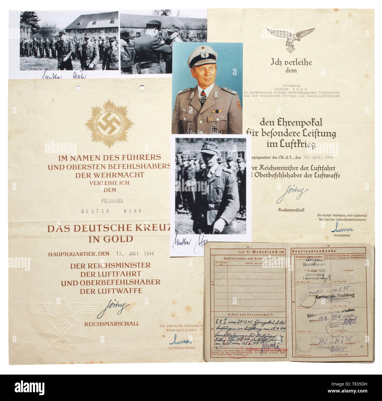 La finca de Knight's Cross ganador Oberfeldwebel Günther Bahr I./NJG 6 Wehrpass (libro de servicio militar) con foto, emitida el 7 de febrero de 1938 en Insterburg. Numerosas entradas, incluida la Cruz de Caballero de la Cruz de Hierro otorgado el 1 de abril de 1945, la Cruz de Hierro de 1ª clase el 24 de diciembre de 1943, el cáliz de honor por sus logros sobresalientes en la guerra aérea adjudicó el 15 de abril de 1944, el Combate nocturno broche en Plata el 3 de mayo de 1944, la Cruz Alemana en oro el 13 de junio de 1944 y otras decoraciones. Se incluyen la concesión de documentos para el cáliz de Honor publicado el 15 de abril de 1944 , sólo Editorial-Use Foto de stock