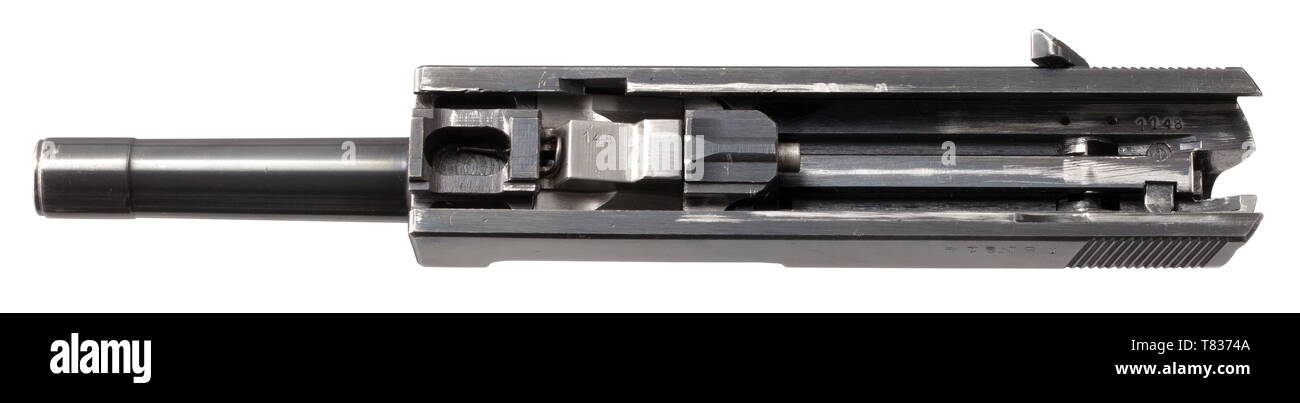 Un Walther mod. HP - 'm/39', Suecia Cal. 9 mm Parabellum, no. H1148.  Números coincidentes. Cavidad de brillante. Prueba marcada crown/N.  Percutor rectangular, así como algunas otras características de producción  anterior. Inscripción