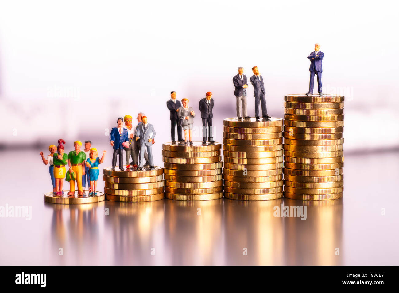 Aumento de los montones de monedas y figuras Foto de stock