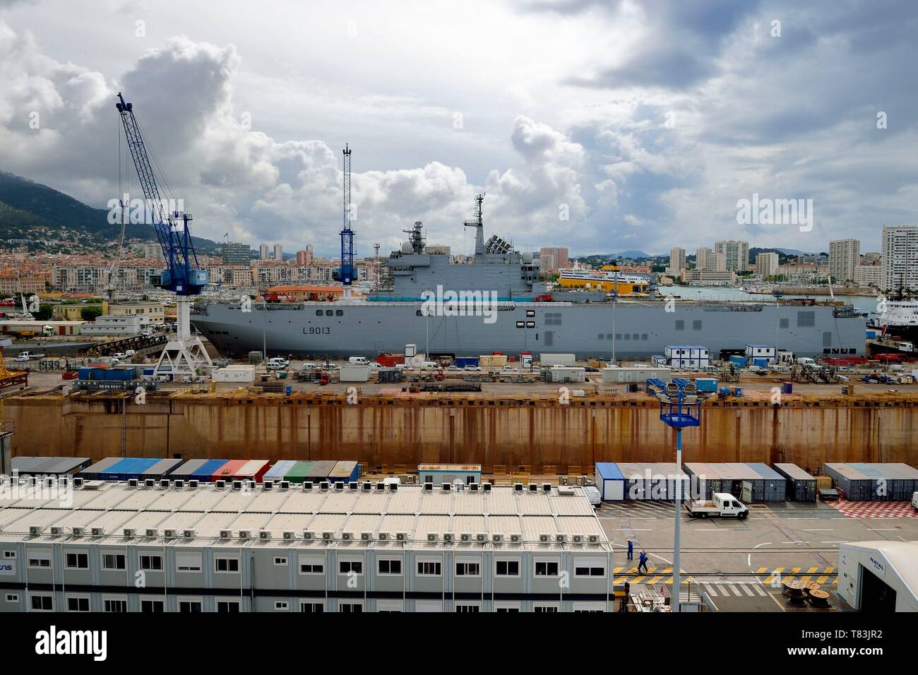 Francia, Var, Toulon, la base naval (Arsenal), Mistral (L9013) plomo barco del buque de asalto anfibio, un tipo de helicóptero, portadora de la Armada Francesa Foto de stock