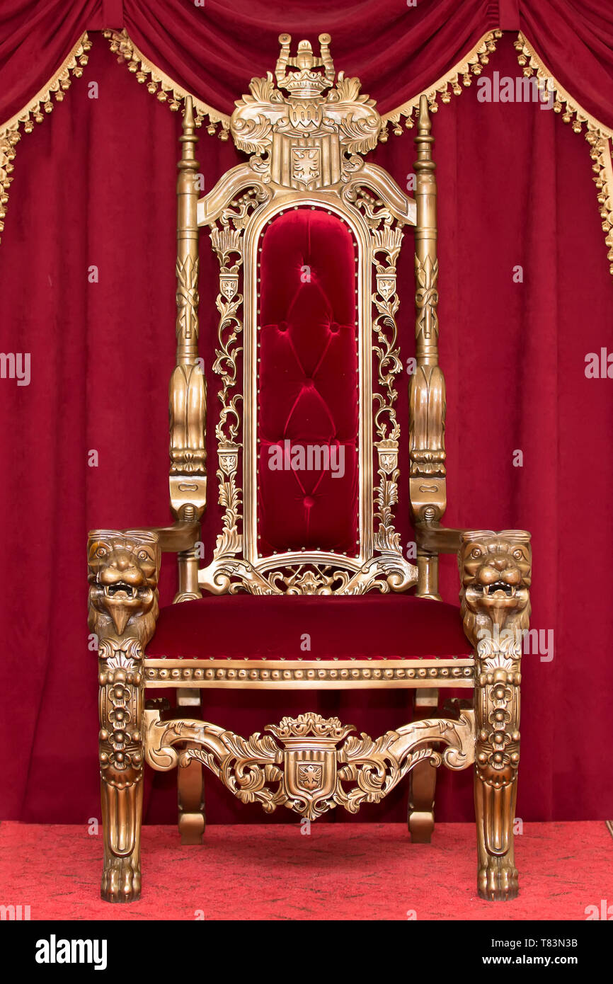 Silla real rojo sobre un fondo de cortinas rojas. Lugar para el rey. Trono  Fotografía de stock - Alamy