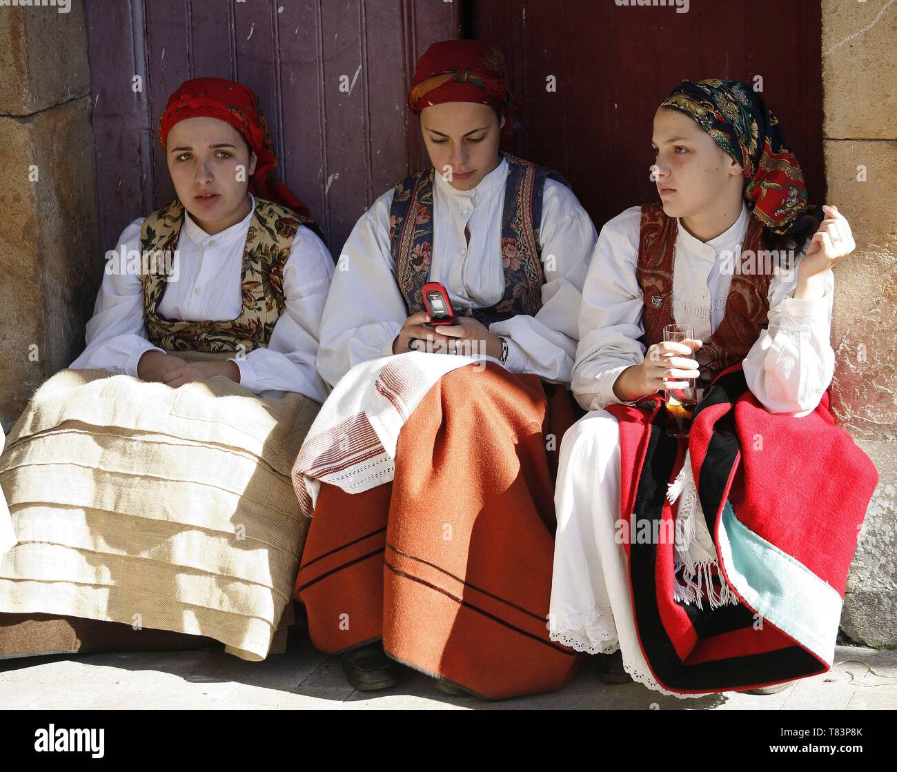 España, Asturias, chicas en traje tradicional Fotografía de stock - Alamy