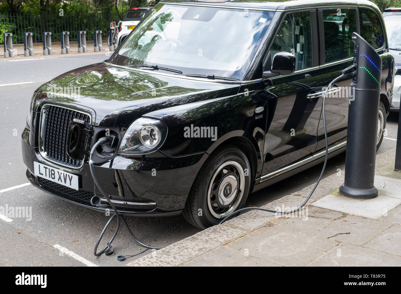 La carga eléctrica de un taxi de Londres en la calle. Londres, Inglaterra Foto de stock