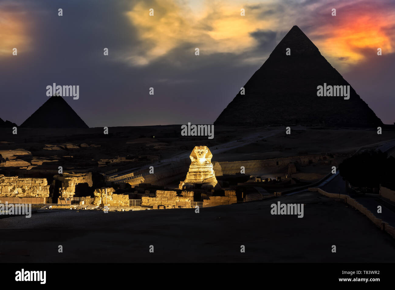 Las pirámides y la Esfinge en el show nocturno de luces, Giza. Foto de stock