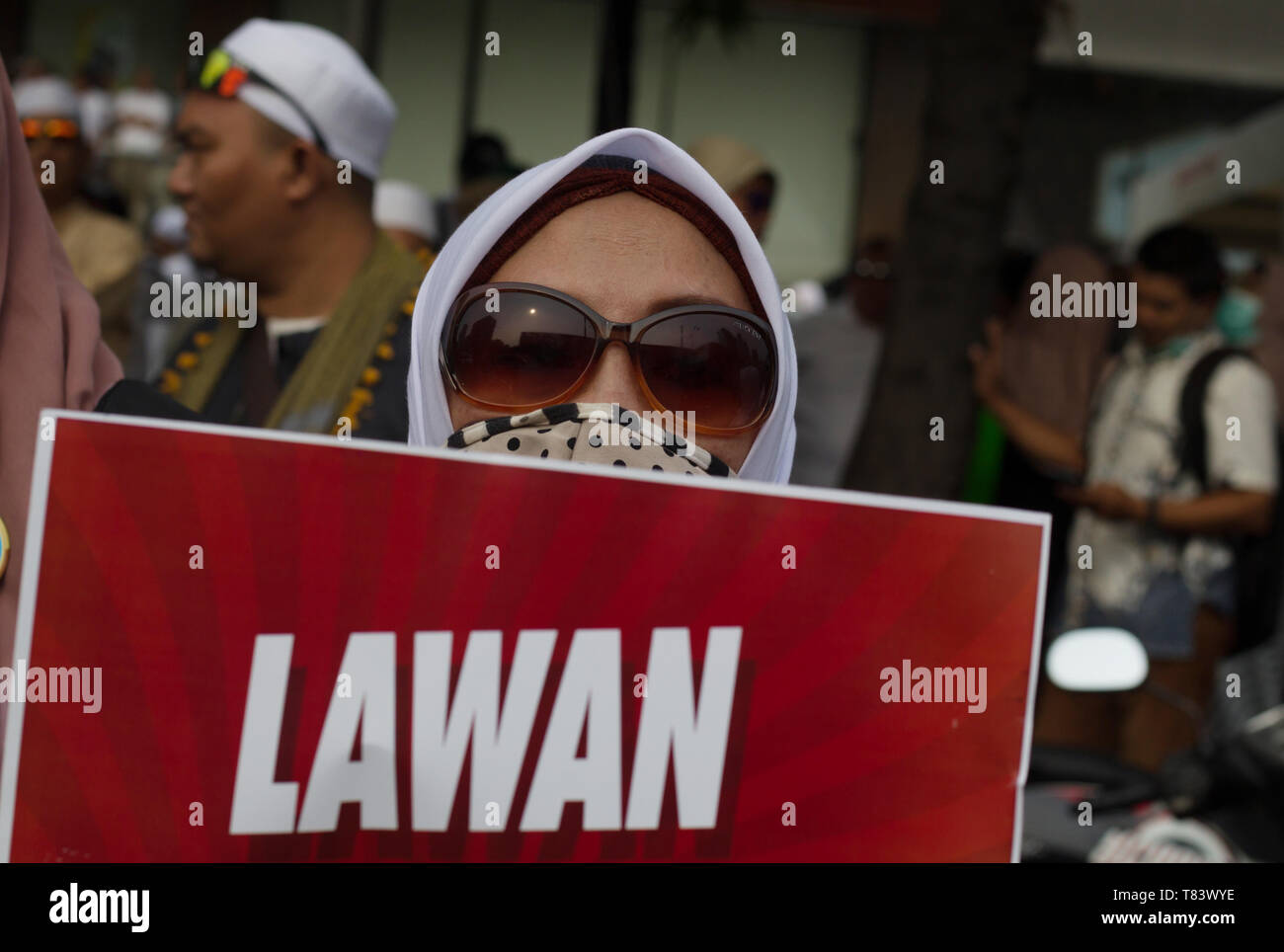 Una pancarta que dice Lawan visto durante la demostración. Simpatizantes del candidato presidencial Prabowo Subianto demostrada acerca de los resultados de las elecciones que fueron considerados fraudulentos en frente del edificio del organismo electoral o Bawaslu. Foto de stock