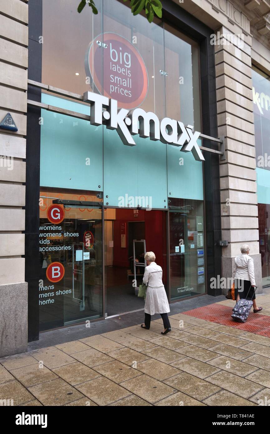 LEEDS, Reino Unido - 11 de julio, 2016: la gente introduzca TK Maxx store  en Leeds, Reino