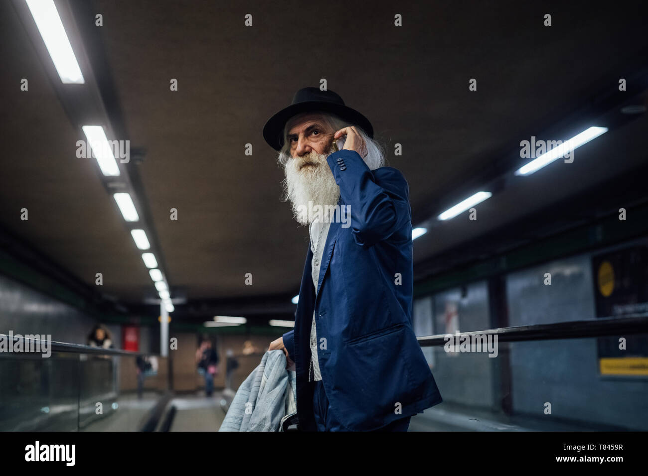 Empresario Senior dentro del smartphone mediante el terminal Foto de stock