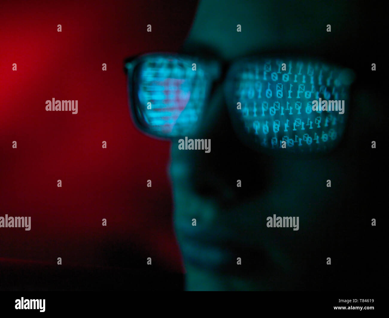 La delincuencia cibernética, la reflexión en espectáculos de virus hackear un ordenador, cerca de la cara Foto de stock