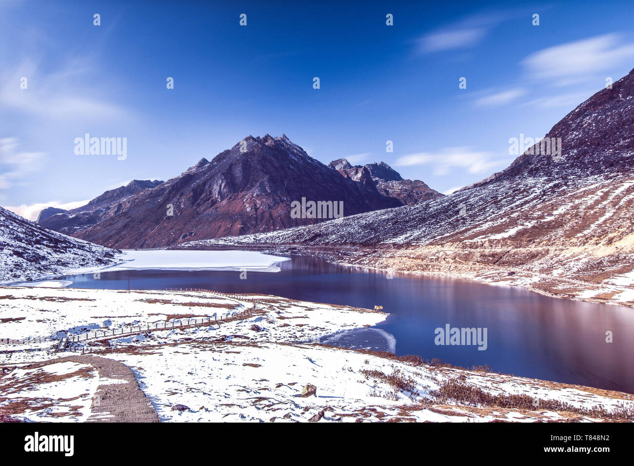 Este es el SELA Lago, tiene una altura de 4170 m (13.700 pies) cerca de la Selapass, Arunachal Pradesh Foto de stock