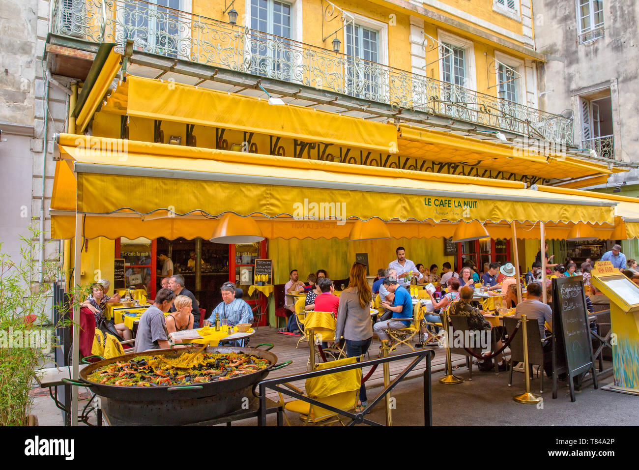 Arles, Provenza, Bouches-du-Rhône, Francia - 03 Jun 2017: Café Van Gogh En la Place du Forum en Arlés.La gente disfruta de un almuerzo en Le Café La Nuit Foto de stock