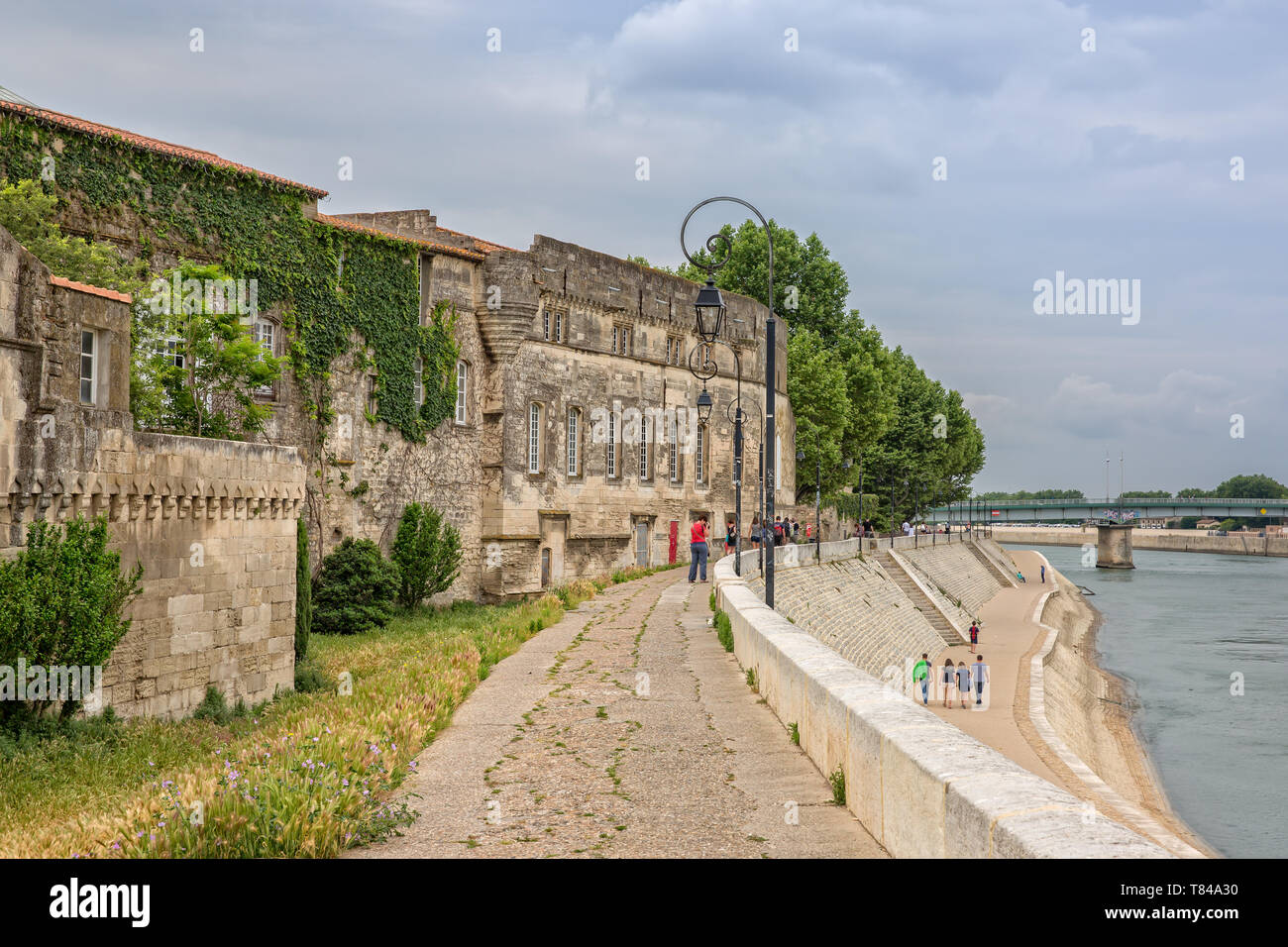 Arles,Provence, Francia - 03 Jun 2017: Peaple caminando a lo largo de las orillas del Ródano. Del Musée Reattu Backview con vistas al Ródano y el paseo de la costa Foto de stock