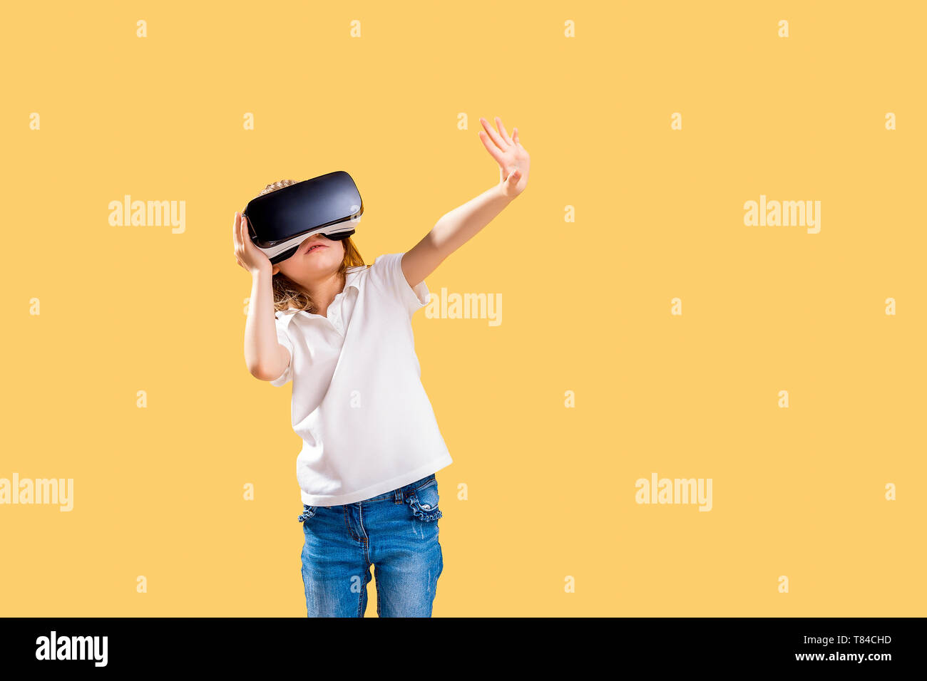 Niño sorprendido con gafas de realidad virtual. niño emocional jugando  juegos de video en auriculares vr. retrato de niño de raza mixta  experimentando gadget 3d en la sala de estar.