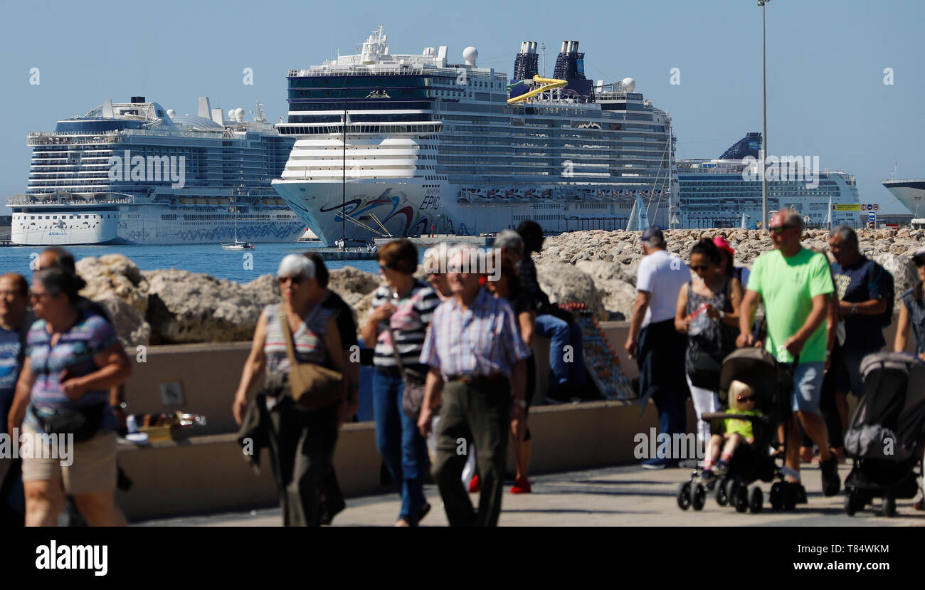 Palma, España. El 11 de mayo, 2019. Los cruceros AidaNova, Norwegian Epic y  Norwegian Star se encuentra en el puerto de Palma de Mallorca, en el primer  plano a numerosos turistas de