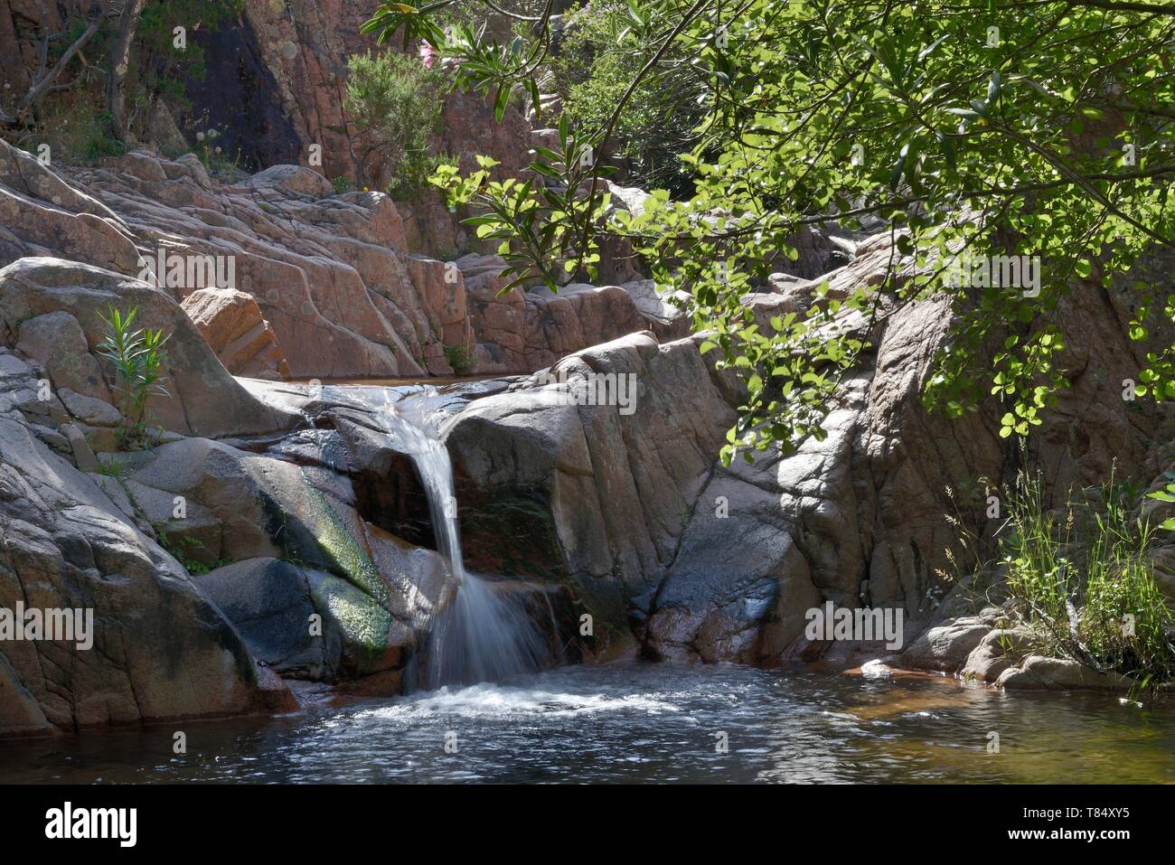 Es Piscinas piscinas y cascadas en el arroyo de la montaña, el Monte Ferru, Coccorrocci, Ogliastra, Cerdeña, junio de 2018. Foto de stock