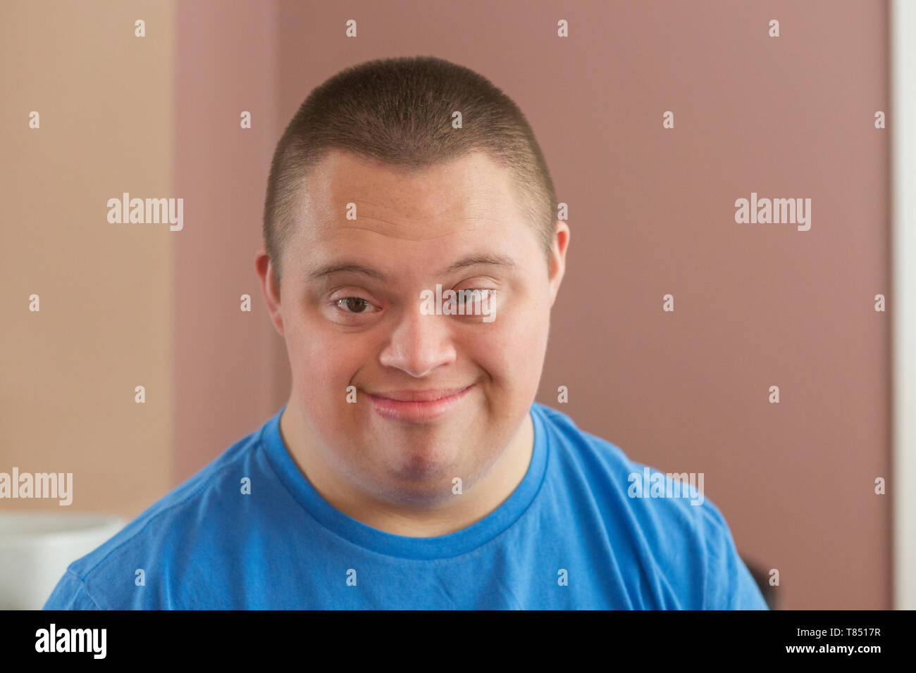 Retrato de un joven adolescente con síndrome de Down Fotografía de stock Alamy