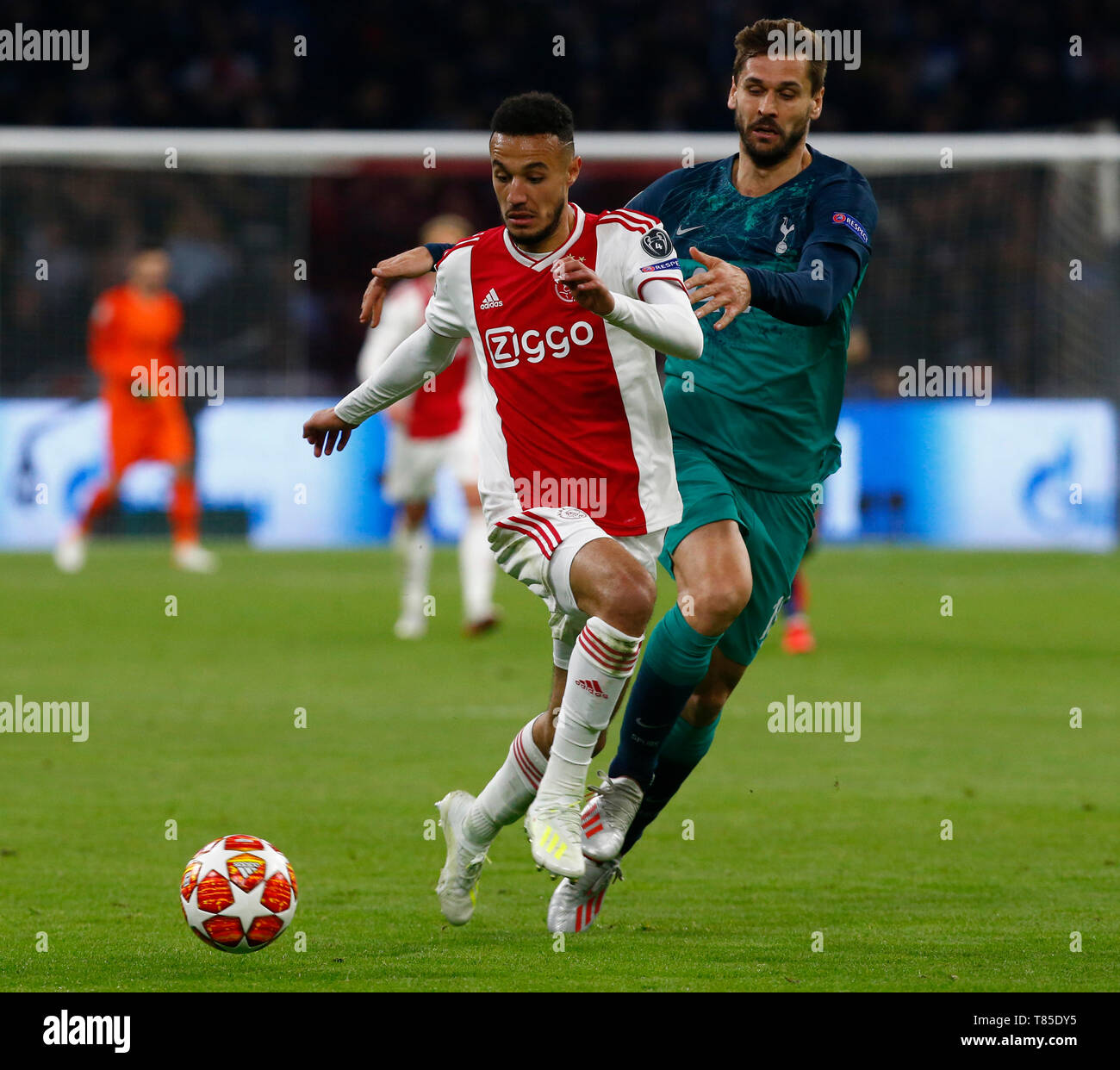 AMSTERDAM, Países Bajos. 08 Mayo, 2019. Noussair Mazraoul de Ajax tiene de Tottenham Hotspur de Fernando Llorente durante el campeonato de la UEFA League semi- F Foto de stock