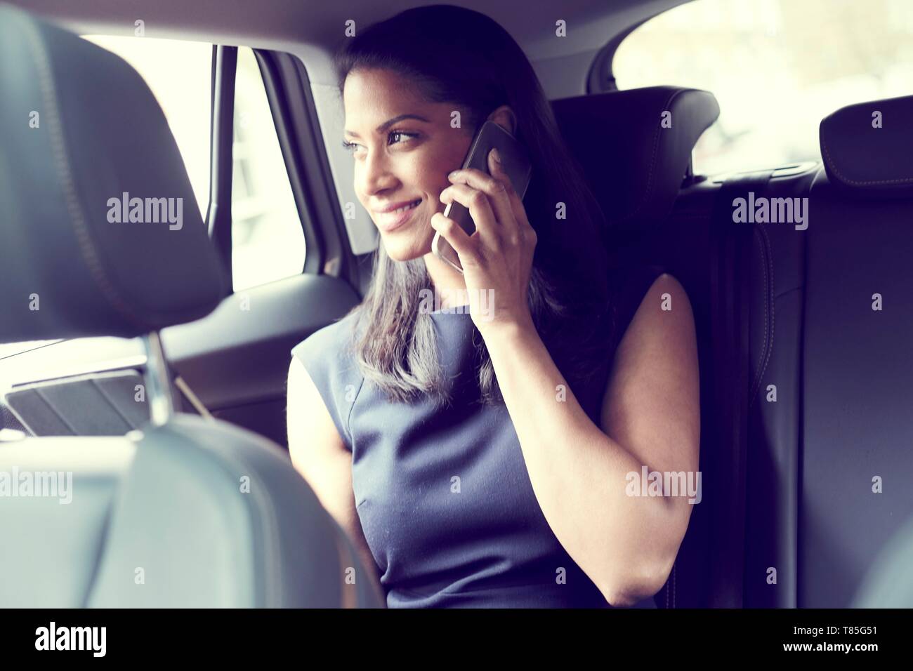 Mujer de negocios sentada en el coche Foto de stock
