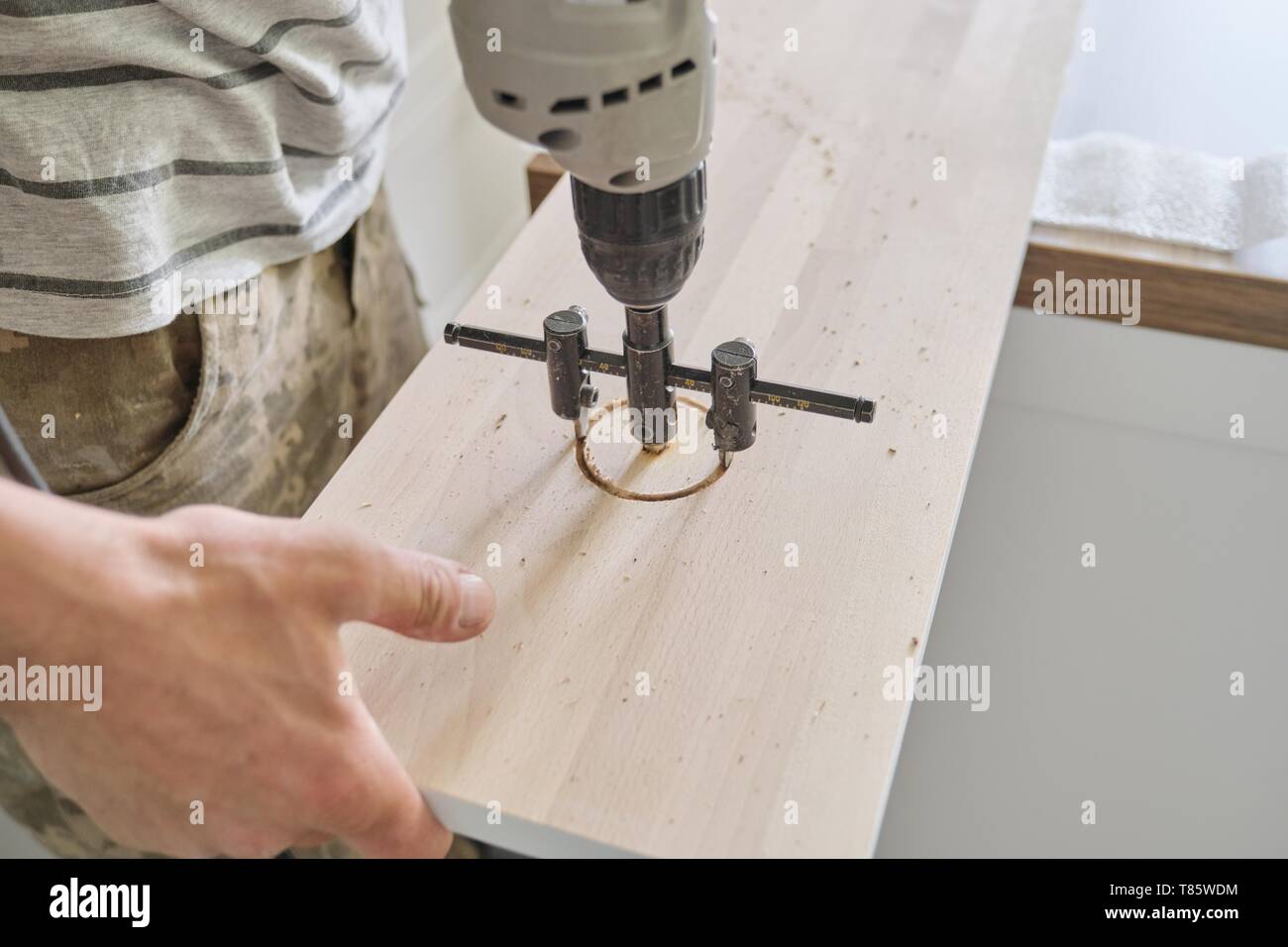 Close-up de carpinteros mano usando herramientas eléctricas de carpintería  profesional cuando se trabaja con madera. Talla masculina del agujero en la  placa de madera, carpintería Fotografía de stock - Alamy