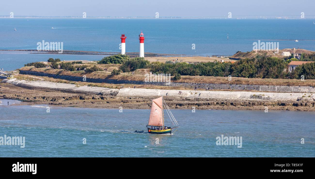 Francia, Charente Maritime, L'Ile d'Aix, bote de vela y los faros (vista aérea) Foto de stock