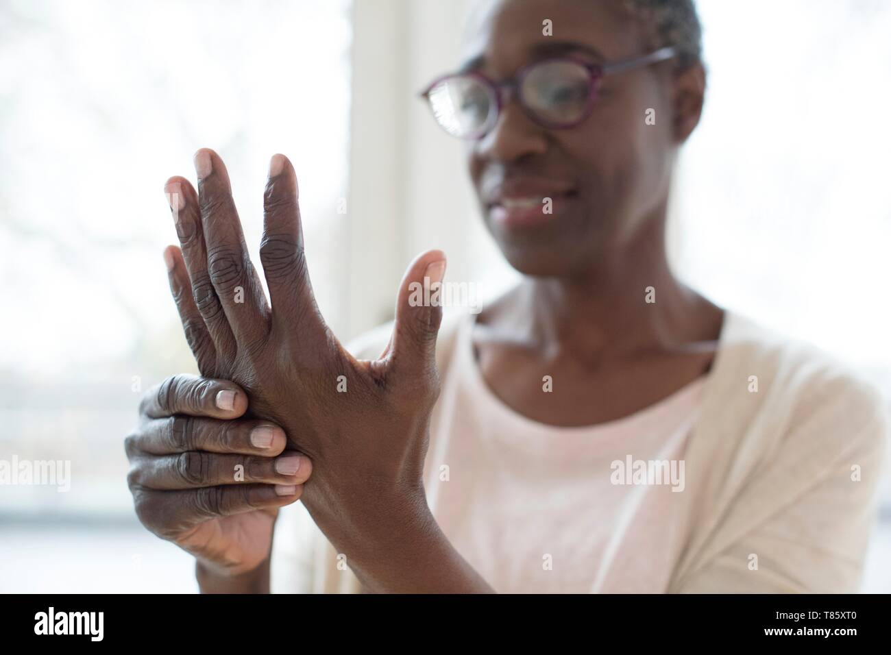Mujer con dolor en la mano Foto de stock