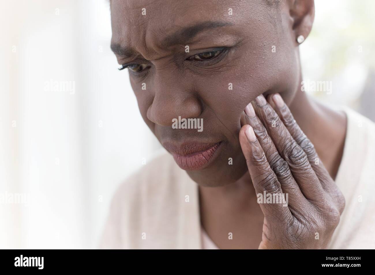 Mujer con dolor de dientes Foto de stock