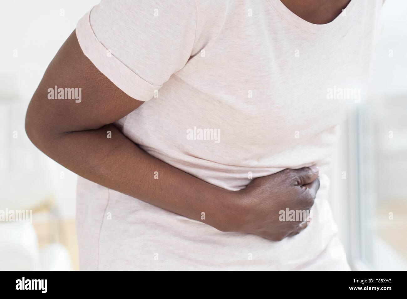 Mujer con dolor de barriga Foto de stock