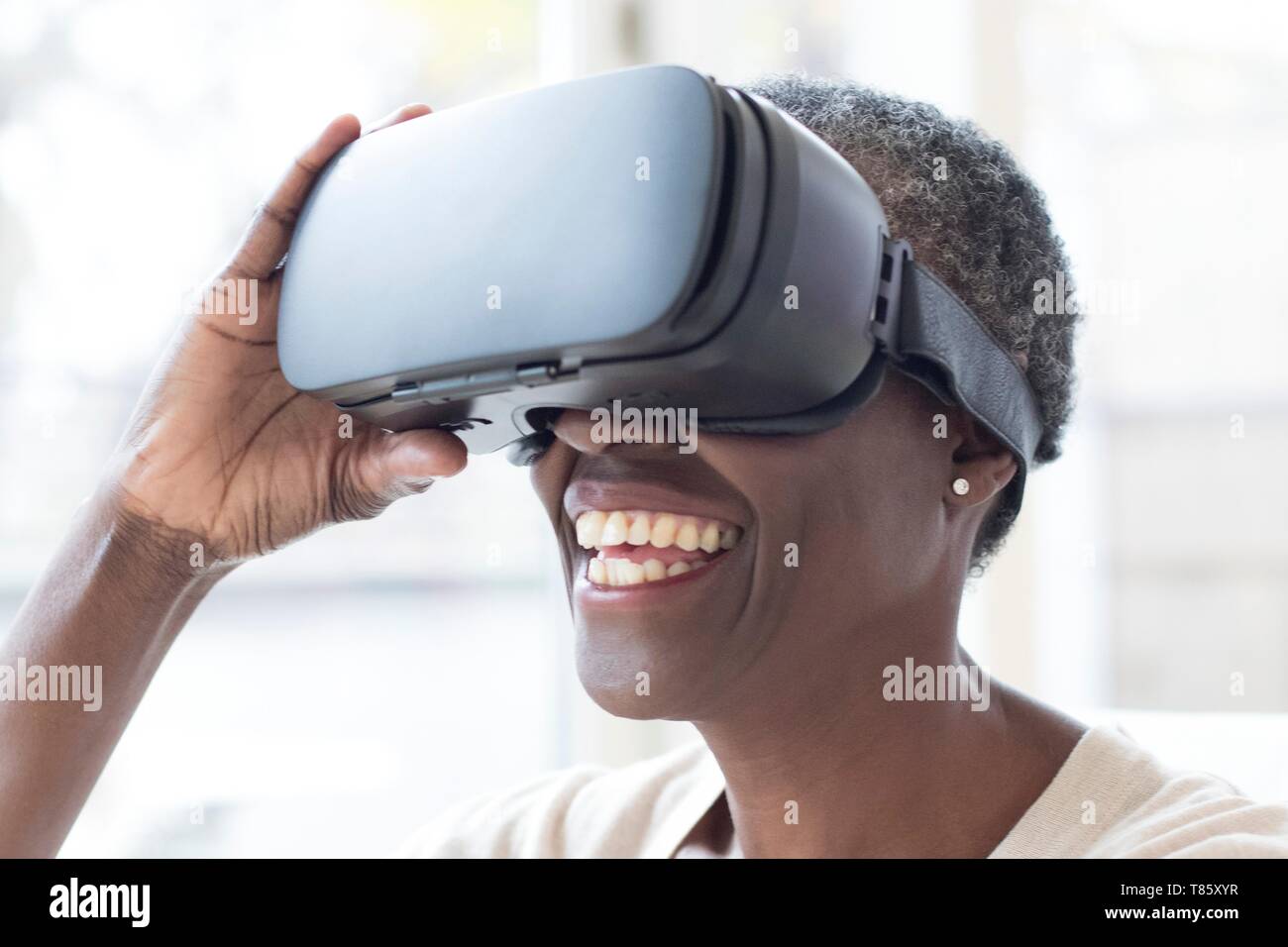 Mujer vistiendo auricular VR Foto de stock