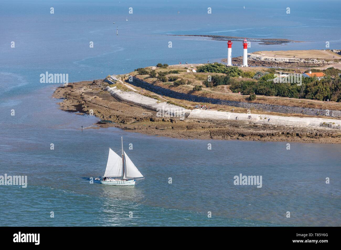 Francia, Charente Maritime, L'Ile d'Aix, bote de vela y los faros (vista aérea) Foto de stock