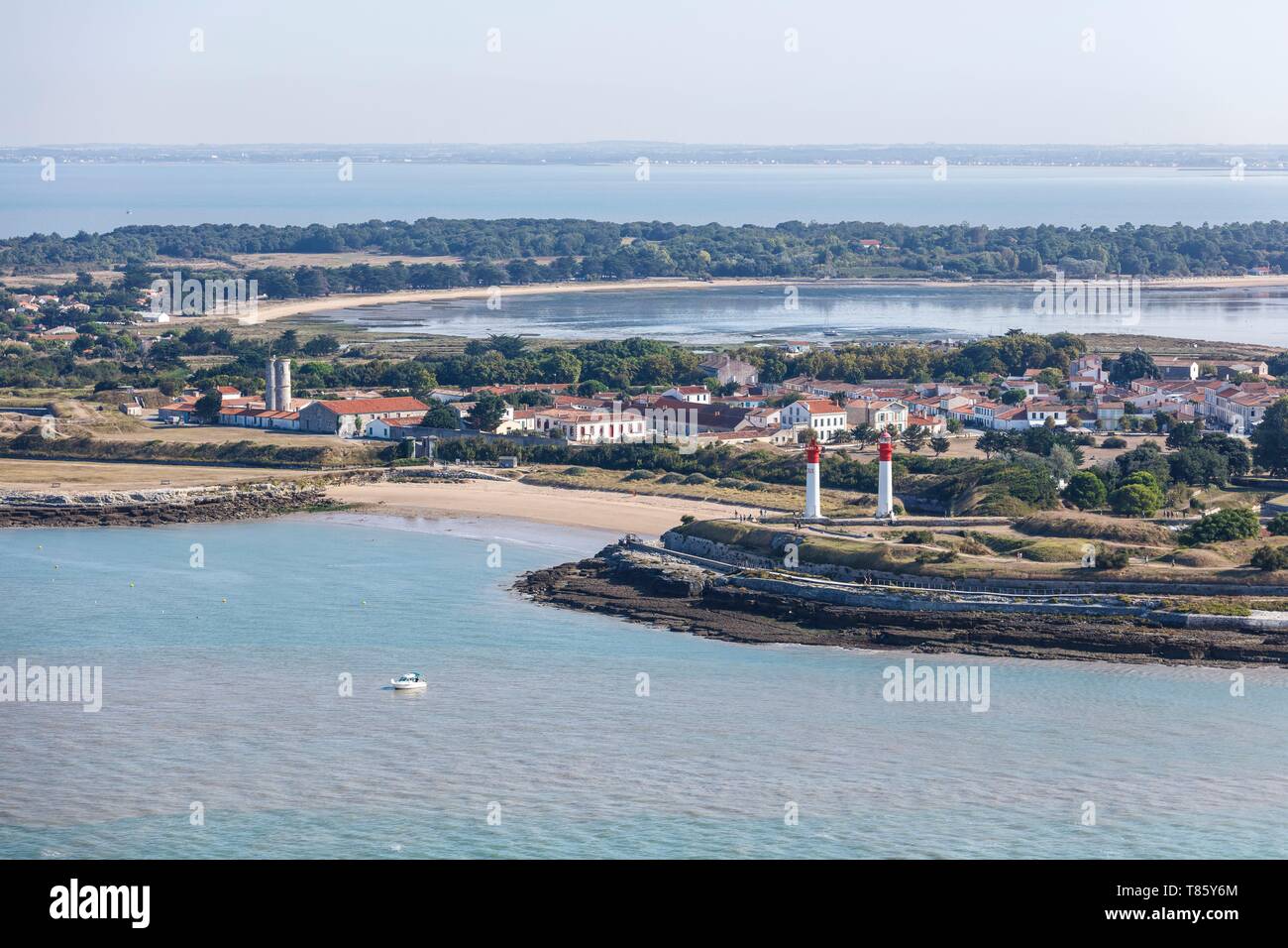 Francia, Charente Maritime, L'Ile d'Aix, los faros y la aldea (vista aérea) Foto de stock