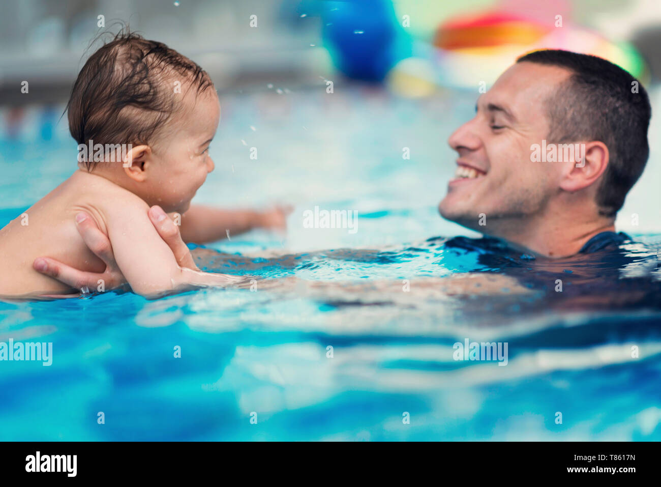 Bebé de natación lección Foto de stock