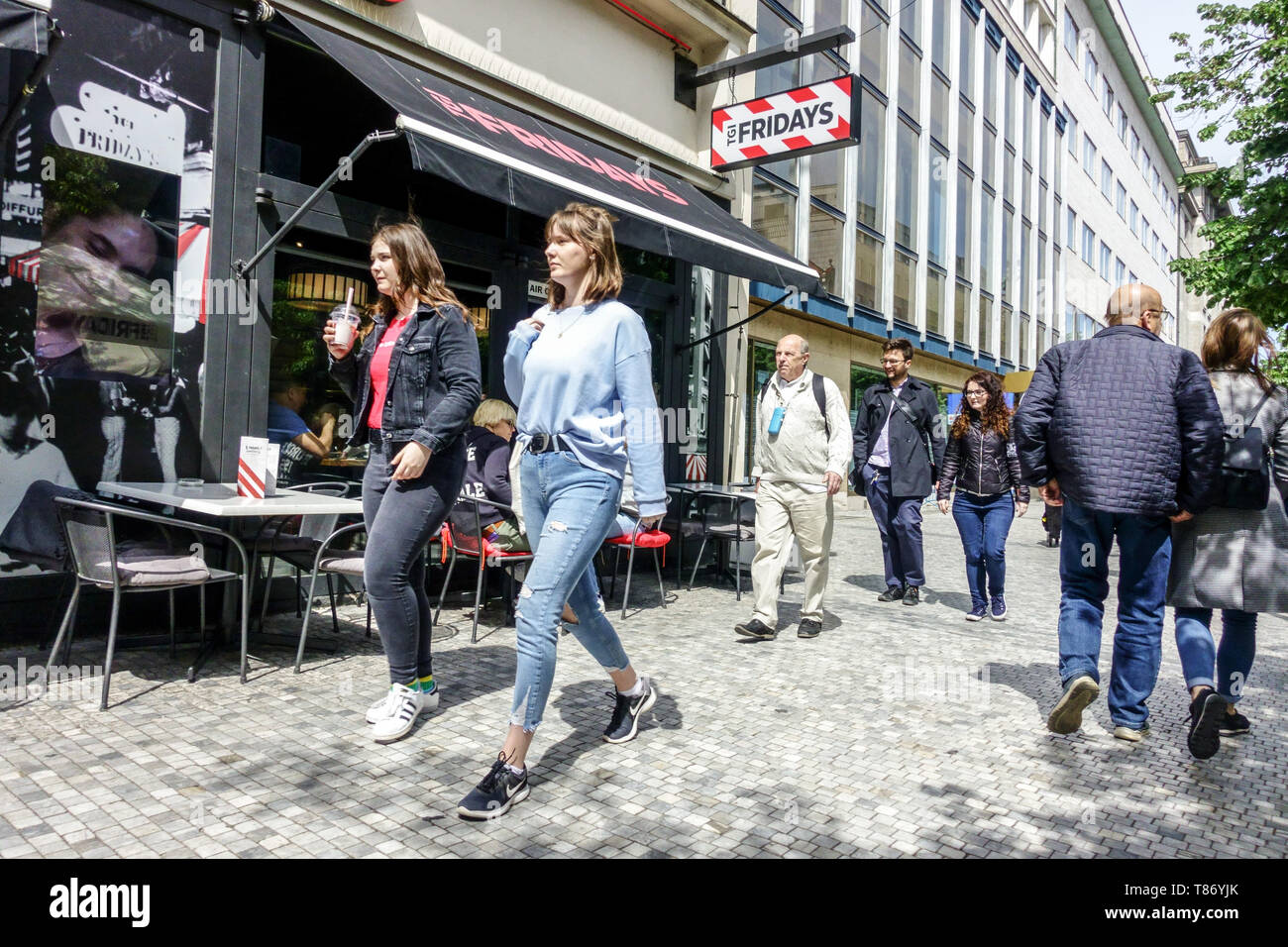 Praga, República Checa. Na Prikope Street es la calle principal de compras, la gente camina alrededor de TGI Fridays restaurante Foto de stock