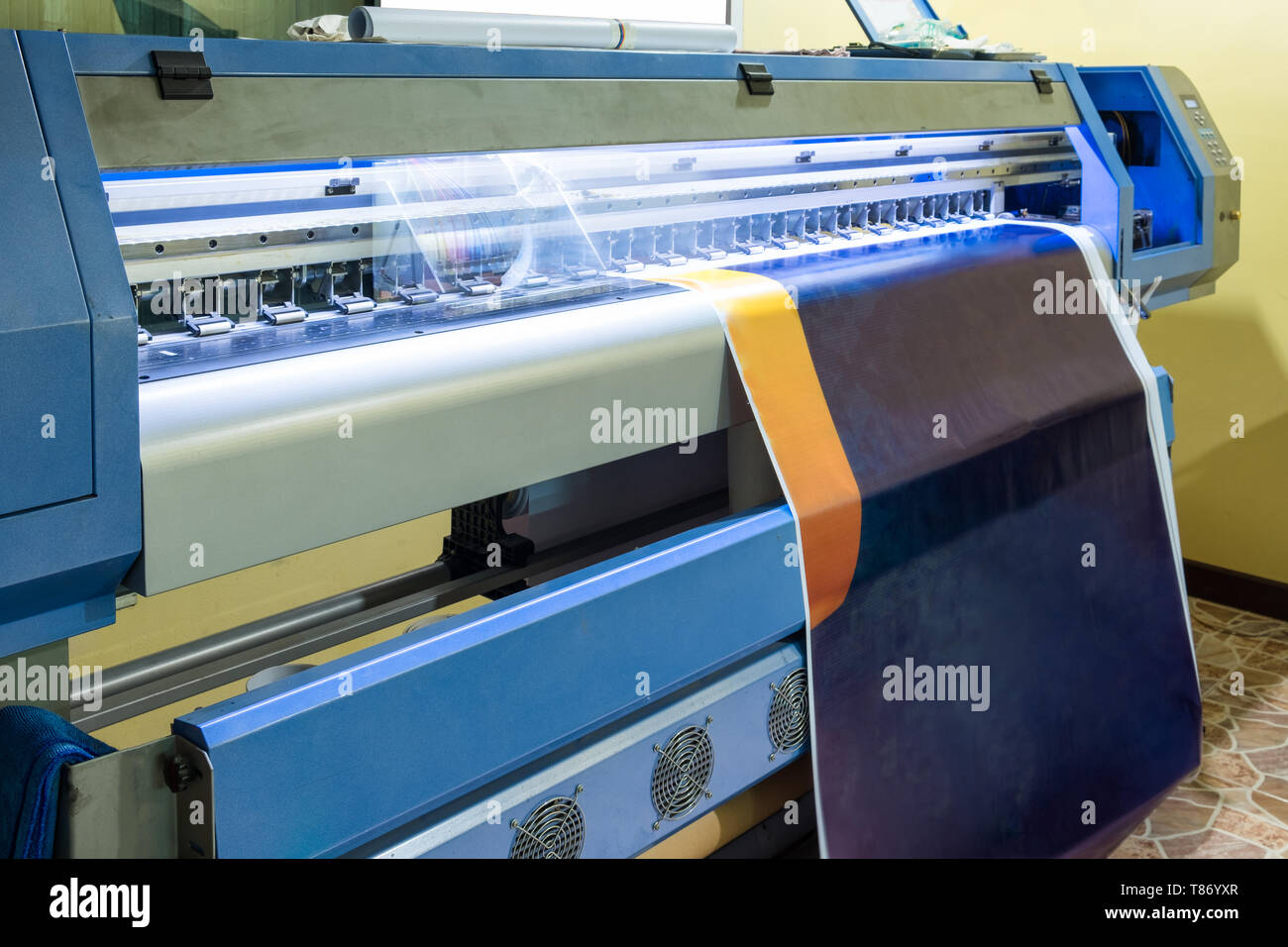 Impresora de inyección de tinta de gran jefe trabajando en vinilo azul  banner Fotografía de stock - Alamy