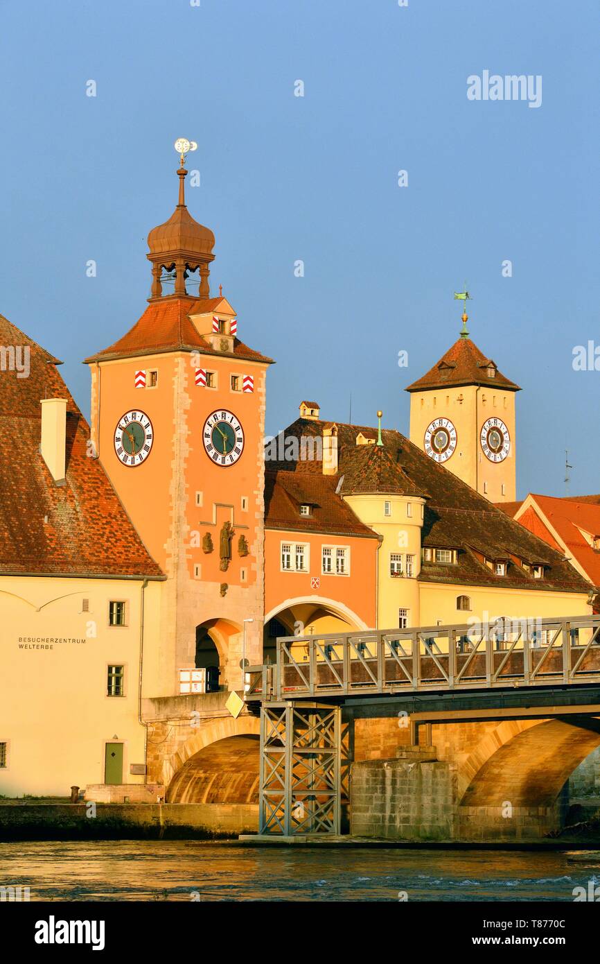 Alemania, Baviera, el Alto Palatinado, Regensburg, centro histórico catalogado como Patrimonio Mundial por la UNESCO, el antiguo puente de piedra (Steinerne Brücke) sobre el río Danubio con Brückturm-Museum Bridge Tower (museo). Foto de stock