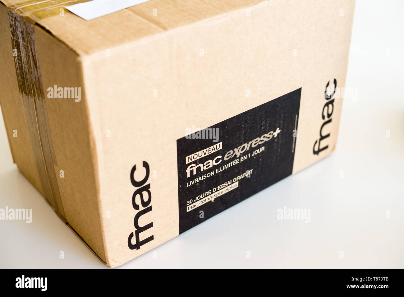 París, Francia - 27 Feb, 2017: nueva caja de cartón de paquetería de Fnac  Express gran cadena minorista francés de venta de productos electrónicos y  cultural nueva orden de e-commerce Fotografía de