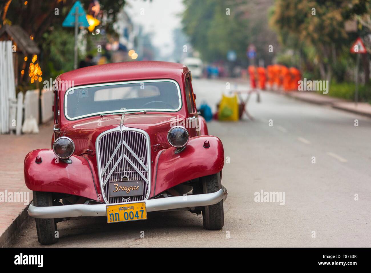 Laos, Luang Prabang, Sisavangvong Carretera, época de 1950 vintage francés Citroën Traction Avant car Foto de stock