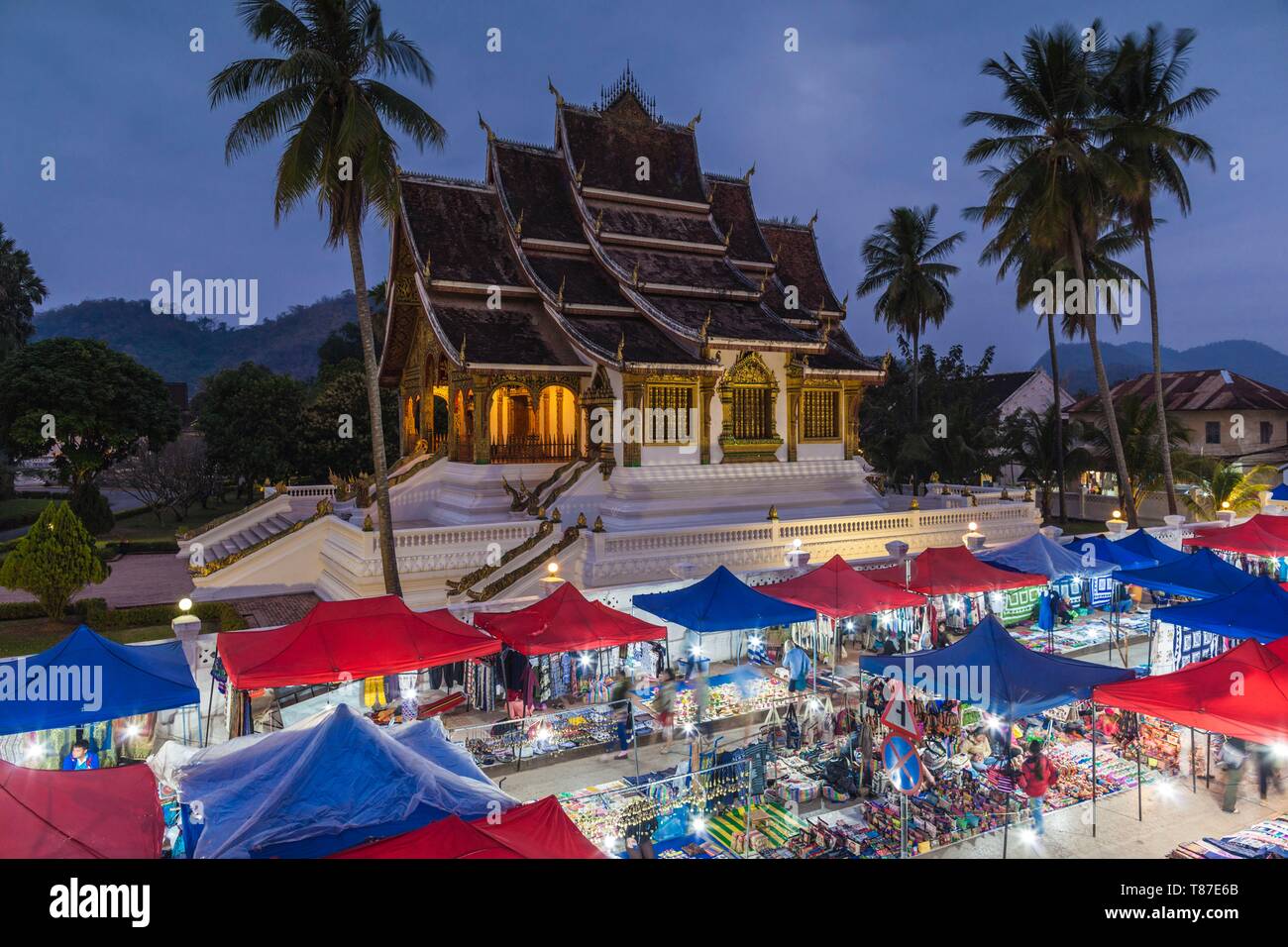 Laos, Luang Prabang, Sisavangvong Carretera, Mercado Nocturno de artesanía y Wat Ho Pha Bang, noche Foto de stock