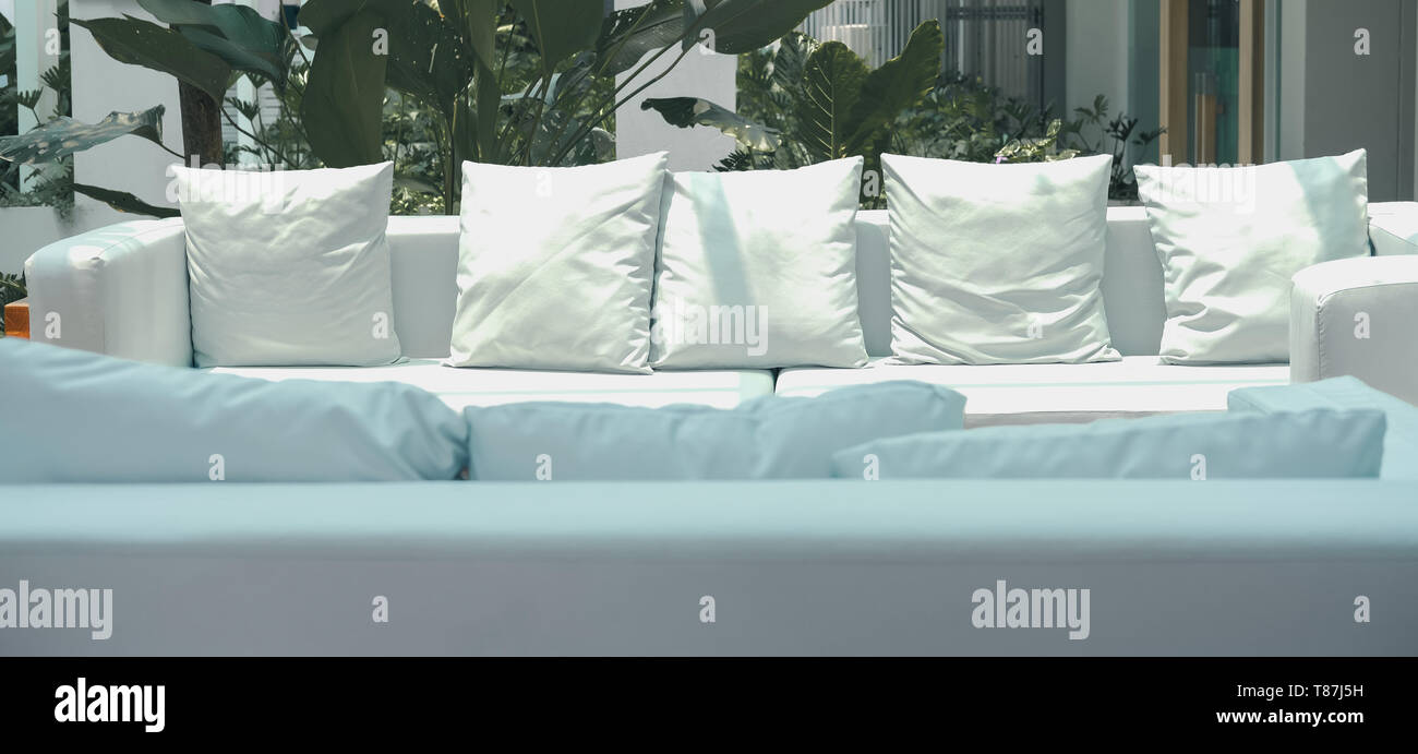 Sofá cama blanca en la terraza del patio en el jardín Fotografía de stock -  Alamy