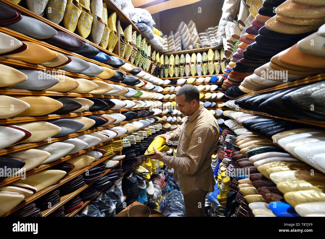 Marruecos, Atlas Medio, Fes, Ciudad Imperial, Fes el Bali District, medina listados como Patrimonio Mundial por la UNESCO, souk, Abdlwahed, vendedor de zapatos Babouches tradicional marroquí Foto de stock