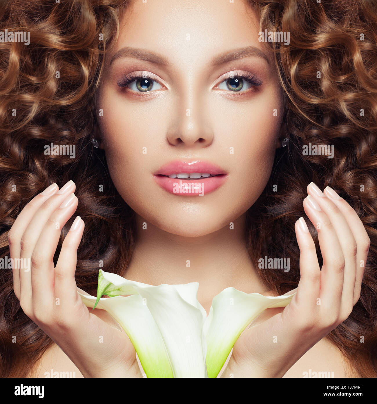Cara bonita. Modelo perfecto mujer con cabello rizado, de piel clara y flor  Fotografía de stock - Alamy