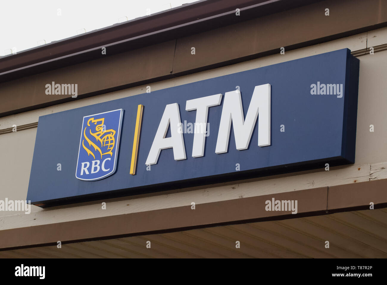 Stewiacke, Canadá - 10 de mayo de 2019: RBC signo de sucursales y cajeros automáticos (ATM). El Royal Bank of Canada, o RBC es el banco más grande de Canadá. RBC tiene su sede en Toronto Foto de stock