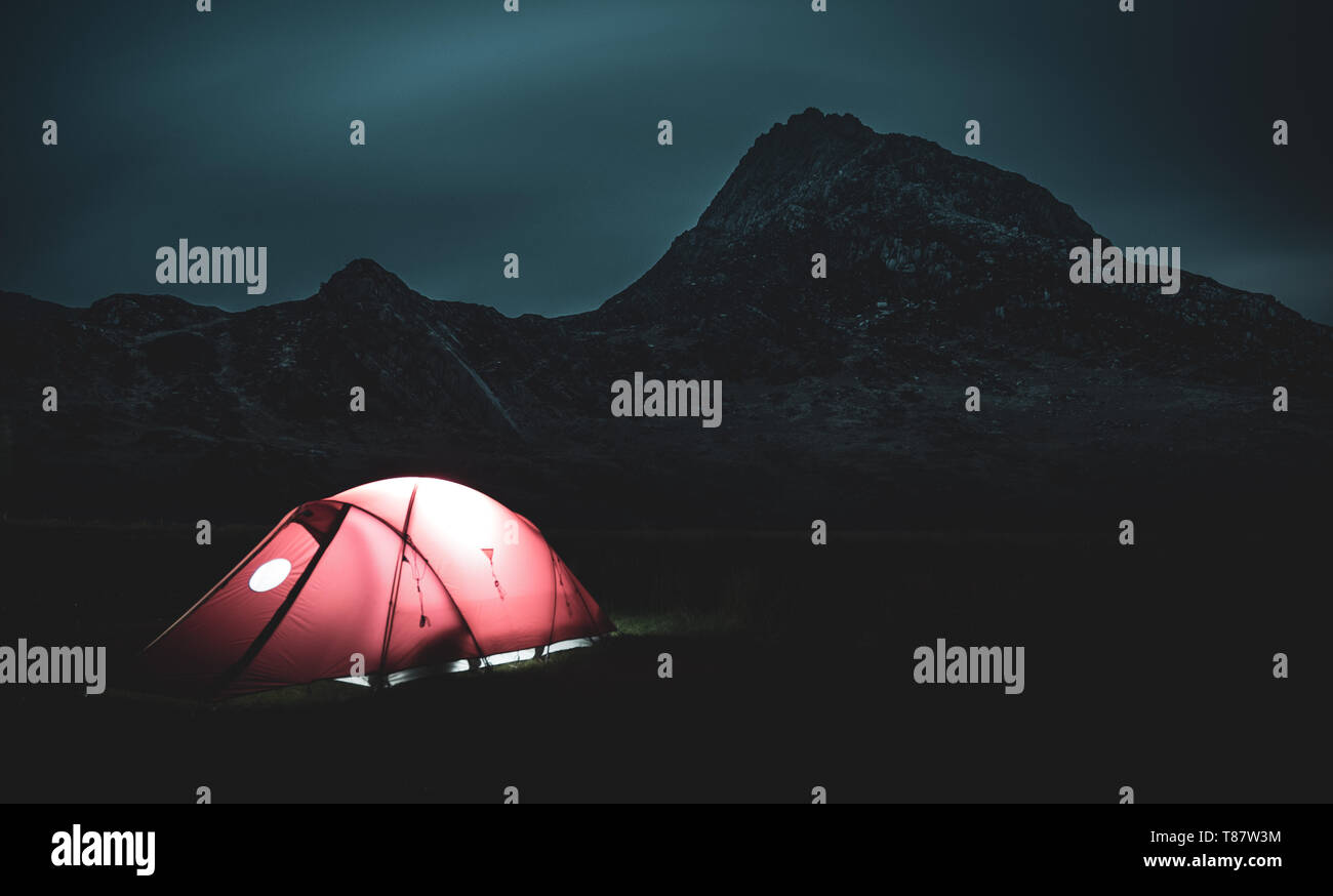 Pico Tryfan carpa y por la noche, Snowdonia, Gales del Norte Foto de stock