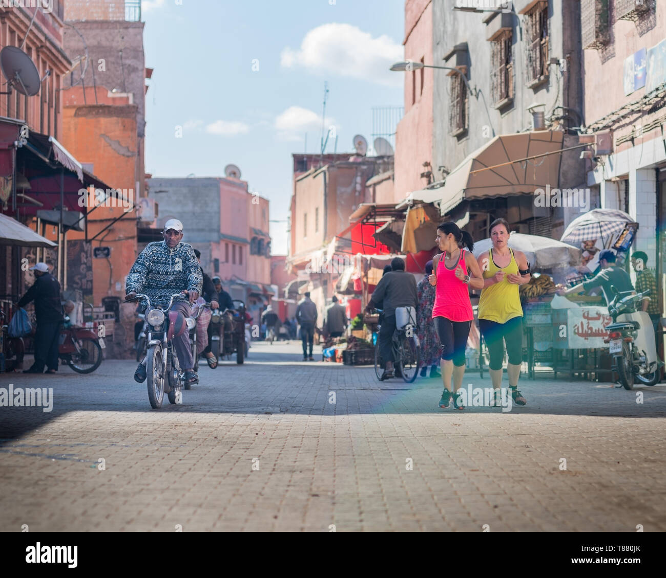 Las mujeres jóvenes trotar Marrakech Marruecos Foto de stock